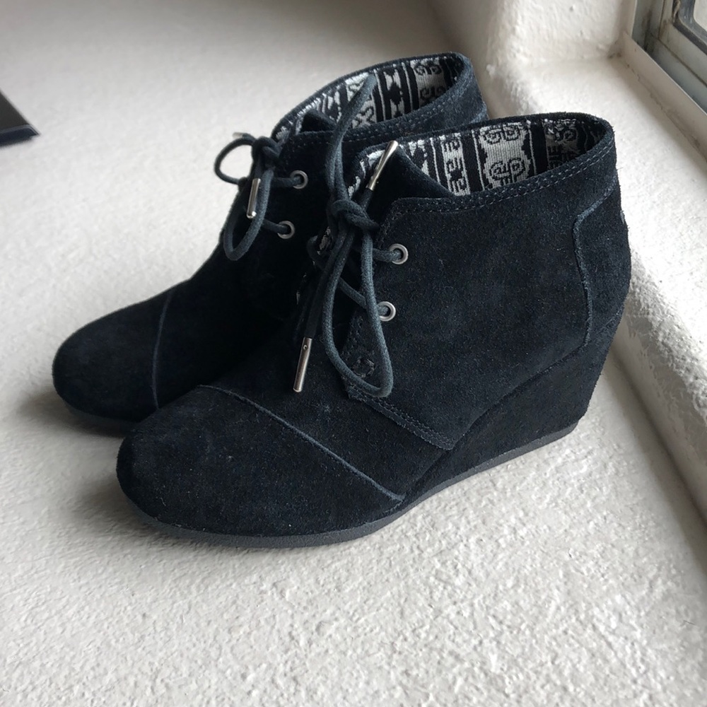 TOM’S Women size 5 black wedge suede booties